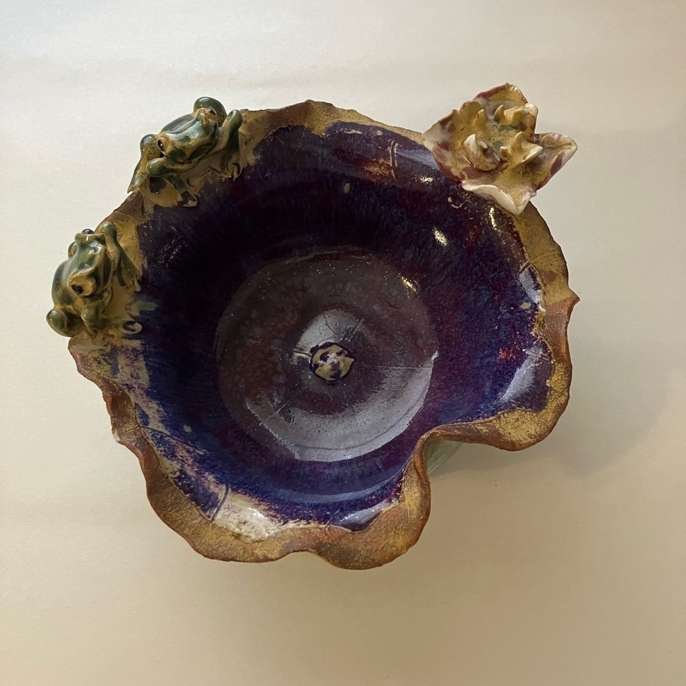 Beautiful Handmade Bowl With Frogs Ruffled Edges‎ Purple No Chips